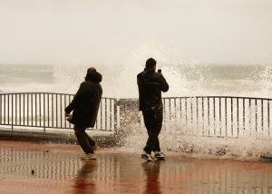 Τρόμος στη Μάλτα: Τεράστιο κύμα άρπαξε από τον δρόμο κορίτσι και το έπνιξε – Απίστευτο πού το βρήκαν μέρες μετά