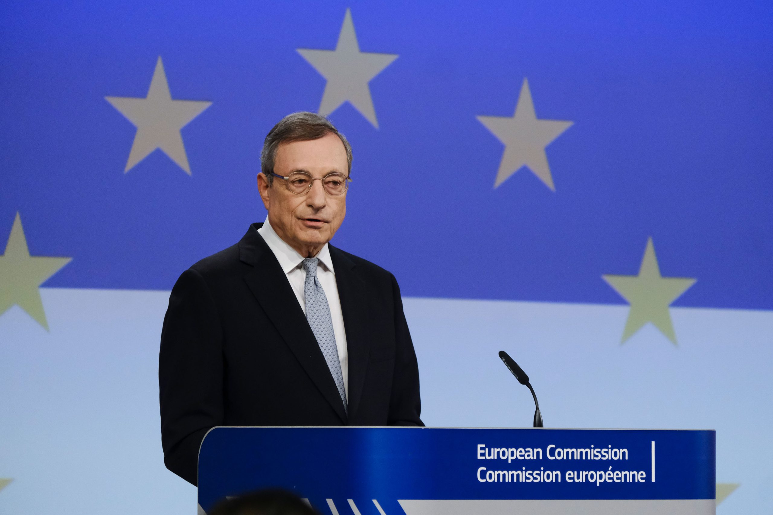 &Mu;ά&rho;&iota;&omicron; &Nu;&tau;&rho;ά&gamma;&kappa;&iota;: &laquo;&Eta; &Epsilon;&upsilon;&rho;ώ&pi;&eta; &pi;&rho;έ&pi;&epsilon;&iota; &nu;&alpha; &epsilon;&pi;&iota;&delta;&iota;ώ&xi;&epsilon;&iota; έ&nu;&alpha;&nu; &laquo;&rho;&epsilon;&alpha;&lambda;&iota;&sigma;&tau;&iota;&kappa;ό &phi;&epsilon;&nu;&tau;&epsilon;&rho;&alpha;&lambda;&iota;&sigma;&mu;ό&raquo;