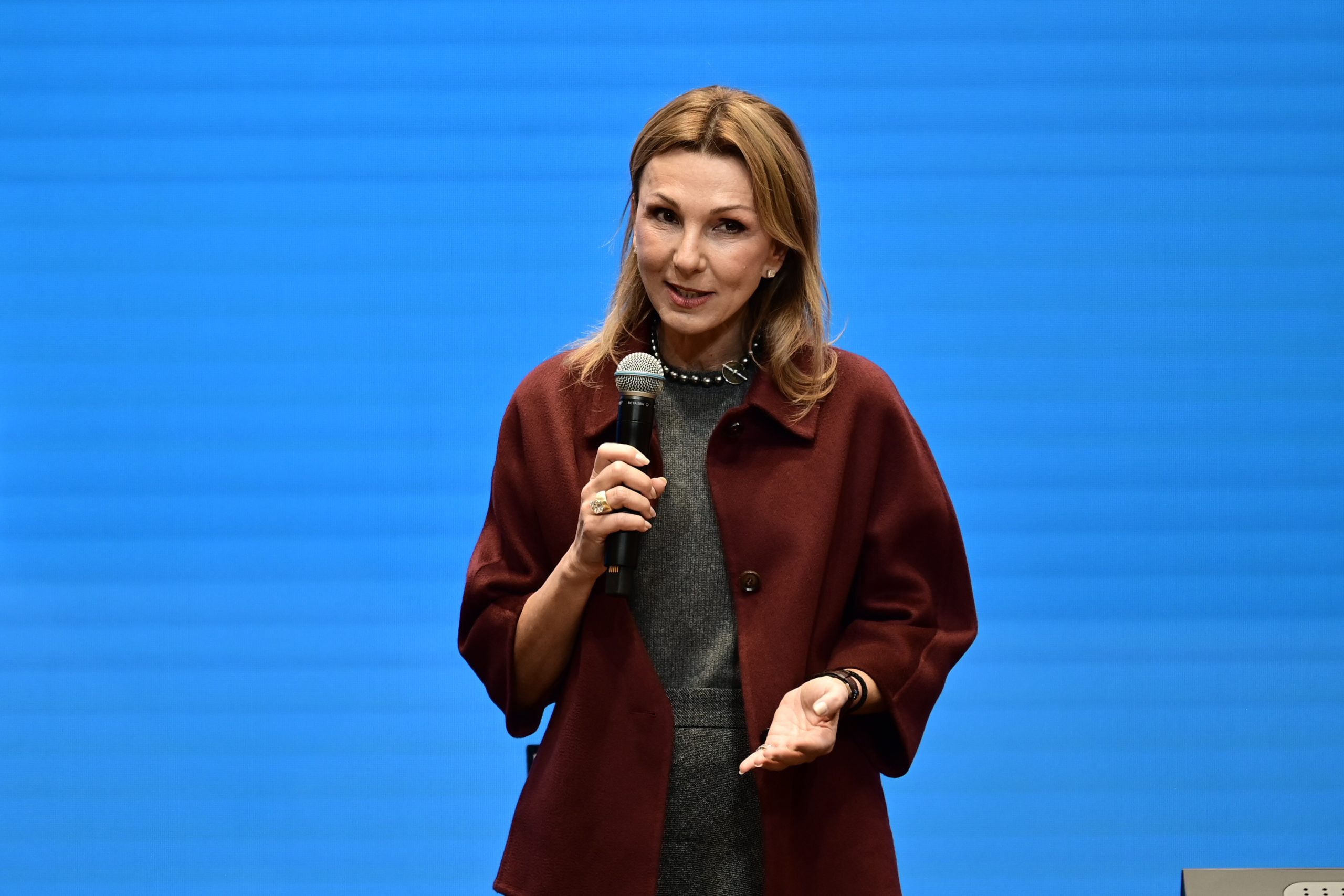 &Mu;&epsilon;&lambda;ί&nu;&alpha; &Tau;&rho;&alpha;&upsilon;&lambda;&omicron;ύ: &laquo;&Beta;&rho;&iota;&sigma;&kappa;ό&mu;&alpha;&sigma;&tau;&epsilon; ά&delta;&iota;&kappa;&alpha; &sigma;&tau;&omicron; &epsilon;&pi;ί&kappa;&epsilon;&nu;&tau;&rho;&omicron; &epsilon;&pi;&iota;&theta;έ&sigma;&epsilon;&omega;&nu;&raquo;