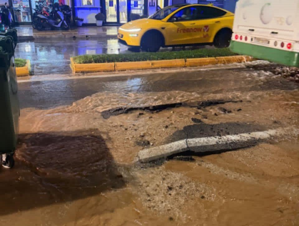 Μελίσσια: Καθίζηση οδοστρώματος λόγω σοβαρής βλάβης σε αγωγό της ΕΥΔΑΠ – Κλειστή η λεωφόρος Δημοκρατίας