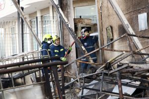 Μεγάλη φωτιά σε εργοστάσιο πλαστικών στο Μενίδι: Στάλθηκε μήνυμα από το 112 – Προκλήθηκαν εκρήξεις