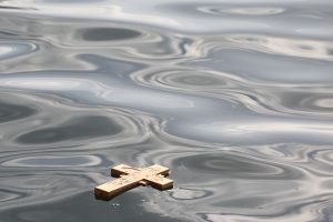 Ιερέας έριξε τον Σταυρό στη θάλασσα με καλάμι ψαρέματος