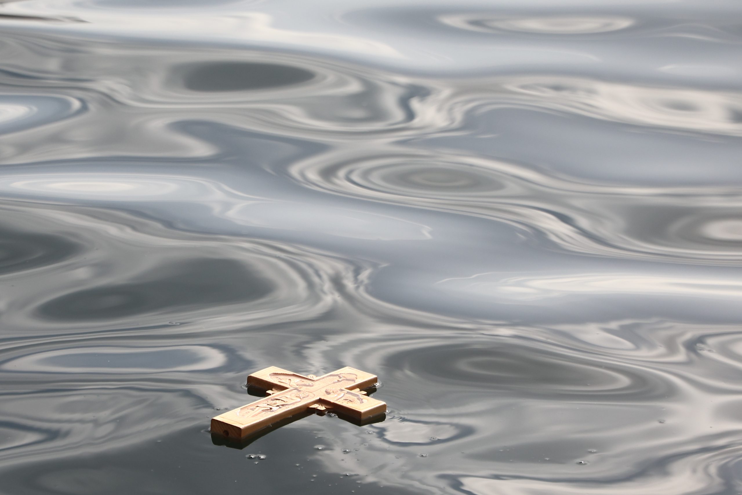 &Iota;&epsilon;&rho;έ&alpha;&sigmaf; έ&rho;&iota;&xi;&epsilon; &tau;&omicron;&nu; &Sigma;&tau;&alpha;&upsilon;&rho;ό &sigma;&tau;&eta; &theta;ά&lambda;&alpha;&sigma;&sigma;&alpha; &mu;&epsilon; &kappa;&alpha;&lambda;ά&mu;&iota; &psi;&alpha;&rho;έ&mu;&alpha;&tau;&omicron;&sigmaf;