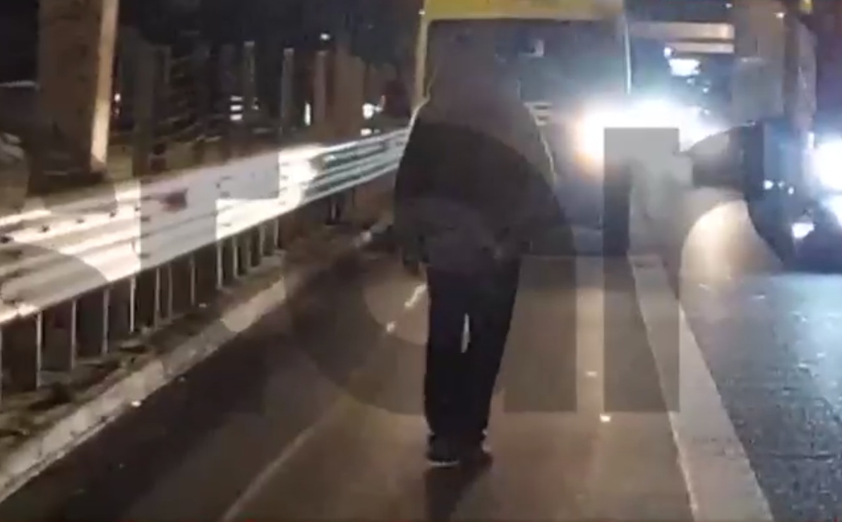 &Mu;&epsilon;&theta;&upsilon;&sigma;&mu;έ&nu;&omicron;&sigmaf; &pi;&epsilon;&rho;&pi;&alpha;&tau;&omicron;ύ&sigma;&epsilon; &tau;&rho;&iota;&kappa;&lambda;ί&zeta;&omicron;&nu;&tau;&alpha;&sigmaf; &sigma;&tau;&eta;&nu;... &epsilon;&theta;&nu;&iota;&kappa;ή &omicron;&delta;ό &alpha;&pi;ό &tau;&eta;&nu; &Kappa;&eta;&phi;&iota;&sigma;&iota;ά &mu;έ&chi;&rho;&iota; &tau;&eta; έ&xi;&omicron;&delta;&omicron; &Beta;&alpha;&rho;&upsilon;&mu;&pi;ό&mu;&pi;&eta;&sigmaf;