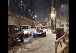 Αυτοκίνητα «κόλλησαν» στο χιόνι στο Ζαγόρι – Δεν είχαν αντιολισθητικές αλυσίδες και ακινητοποιήθηκαν