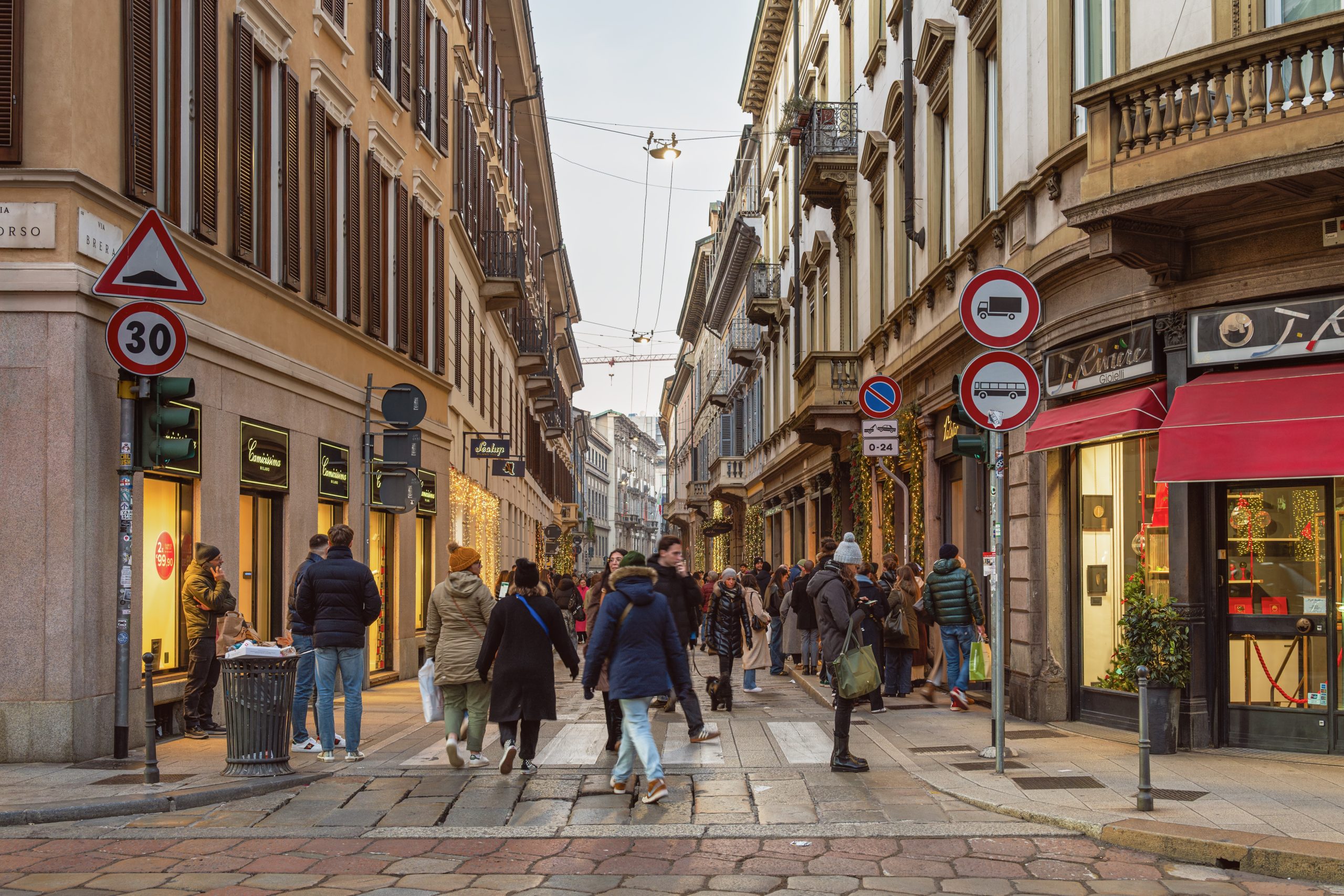 &Alpha;&upsilon;&tau;ή &epsilon;ί&nu;&alpha;&iota; &eta; &pi;ό&lambda;&eta; ό&pi;&omicron;&upsilon; έ&nu;&alpha;&sigmaf; &sigma;&tau;&omicron;&upsilon;&sigmaf; 12 &kappa;&alpha;&tau;&omicron;ί&kappa;&omicron;&upsilon;&sigmaf; &epsilon;ί&nu;&alpha;&iota; &epsilon;&kappa;&alpha;&tau;&omicron;&mu;&mu;&upsilon;&rho;&iota;&omicron;ύ&chi;&omicron;&sigmaf; &kappa;&alpha;&iota;&hellip; έ&nu;&alpha;&sigmaf; &sigma;&tau;&omicron;&upsilon;&sigmaf; 12 Έ&lambda;&lambda;&eta;&nu;&epsilon;&sigmaf; &lambda;&alpha;&tau;&rho;&epsilon;ύ&epsilon;&iota; &nu;&alpha; &pi;&eta;&gamma;&alpha;ί&nu;&epsilon;&iota;