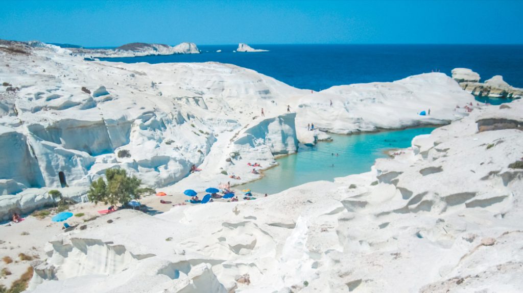 Μήλος: Διορία ενός μήνα για να καθαρίσει το Σαρακήνικο