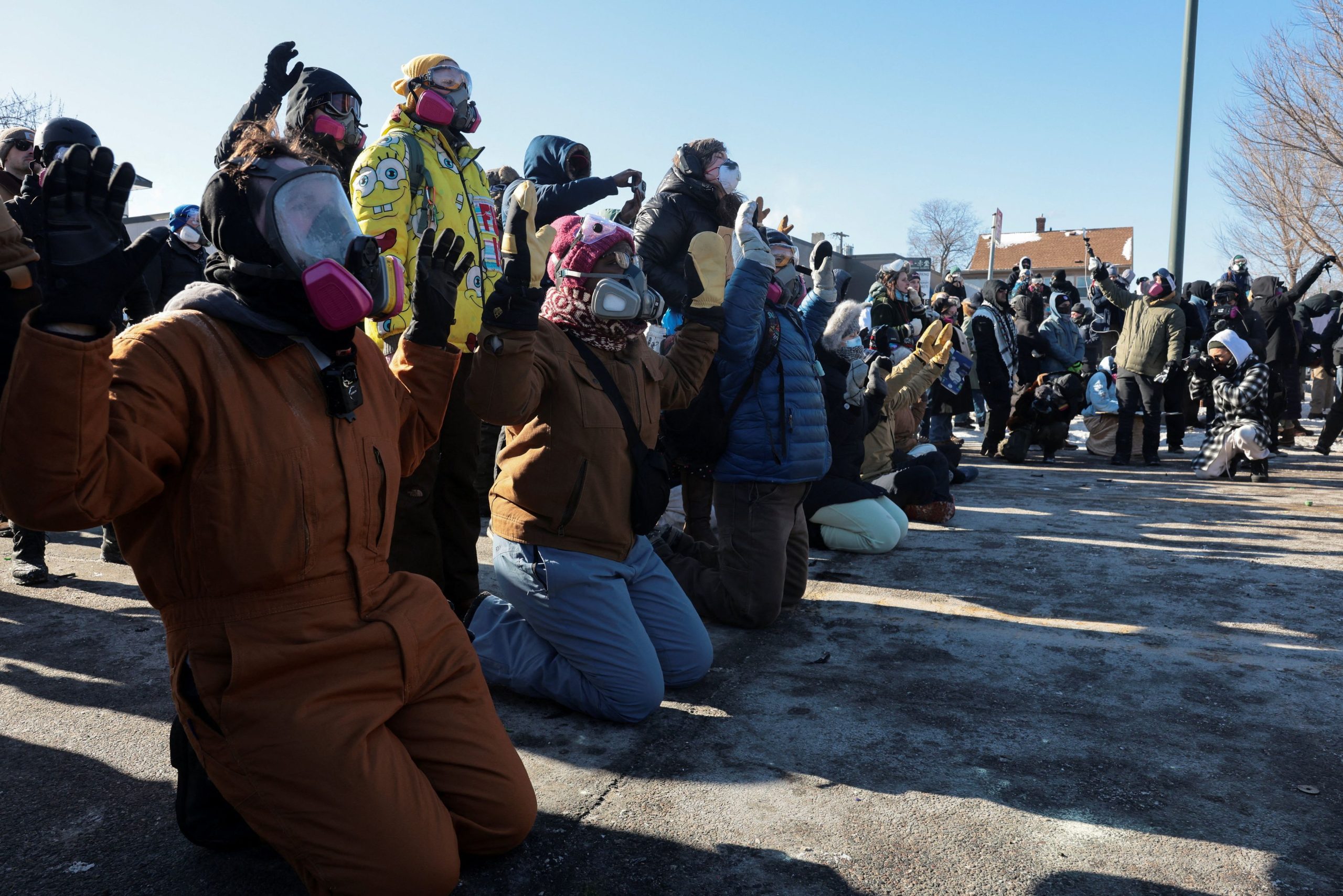 &Mu;&iota;&nu;&epsilon;ά&pi;&omicron;&lambda;&eta;: &Tau;&omicron;&upsilon; &pi;&alpha;ί&rho;&nu;&omicron;&upsilon;&nu; &tau;&omicron; ό&pi;&lambda;&omicron; &pi;&rho;&iota;&nu; &tau;&omicron;&nu; &sigma;&kappa;&omicron;&tau;ώ&sigma;&omicron;&upsilon;&nu; &ndash; &Omicron;&rho;&gamma;ή &kappa;&alpha;&tau;ά &tau;&eta;&sigmaf; ICE &ndash; &Chi;&iota;&lambda;&iota;ά&delta;&epsilon;&sigmaf; &kappa;ά&tau;&omicron;&iota;&kappa;&omicron;&iota; &sigma;&tau;&omicron;&upsilon;&sigmaf; &delta;&rho;ό&mu;&omicron;&upsilon;&sigmaf;