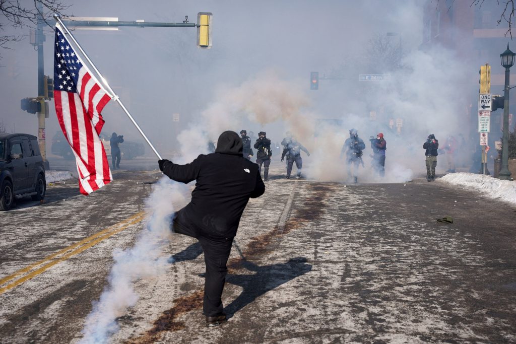 Ο Τραμπ δικαιολογεί τον θανάσιμο πυροβολισμό και κατηγορεί την πολιτεία της Μινεσότα: «Υποκινείτε εξέγερση»