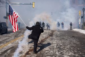 Ο Τραμπ δικαιολογεί τον θανάσιμο πυροβολισμό και κατηγορεί την πολιτεία της Μινεσότα: «Υποκινείτε εξέγερση»