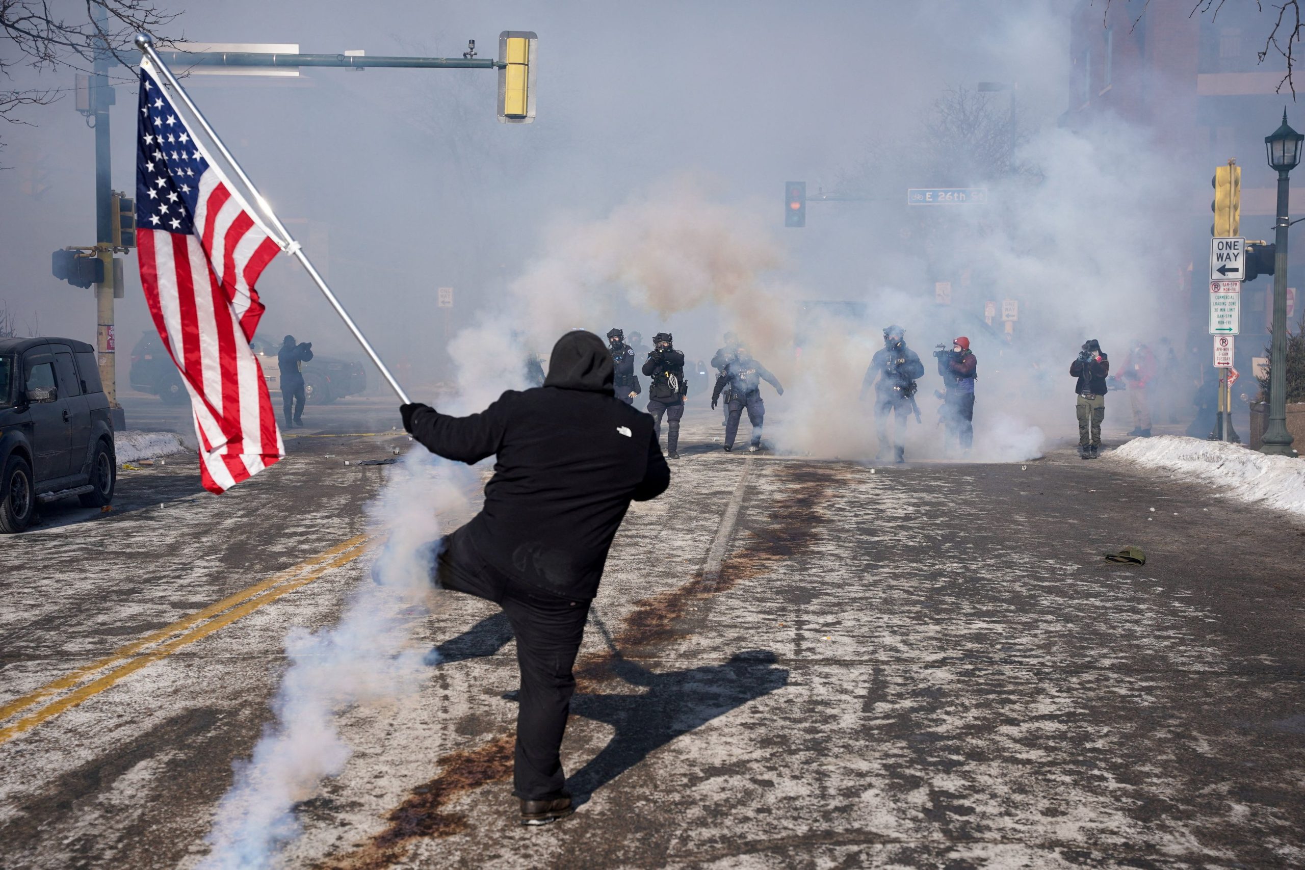 &Omicron; &Tau;&rho;&alpha;&mu;&pi; &delta;&iota;&kappa;&alpha;&iota;&omicron;&lambda;&omicron;&gamma;&epsilon;ί &tau;&omicron;&nu; &theta;&alpha;&nu;ά&sigma;&iota;&mu;&omicron; &pi;&upsilon;&rho;&omicron;&beta;&omicron;&lambda;&iota;&sigma;&mu;ό &kappa;&alpha;&iota; &kappa;&alpha;&tau;&eta;&gamma;&omicron;&rho;&epsilon;ί &tau;&eta;&nu; &pi;&omicron;&lambda;&iota;&tau;&epsilon;ί&alpha; &tau;&eta;&sigmaf; &Mu;&iota;&nu;&epsilon;&sigma;ό&tau;&alpha;: &laquo;&Upsilon;&pi;&omicron;&kappa;&iota;&nu;&epsilon;ί&tau;&epsilon; &epsilon;&xi;έ&gamma;&epsilon;&rho;&sigma;&eta;&raquo;