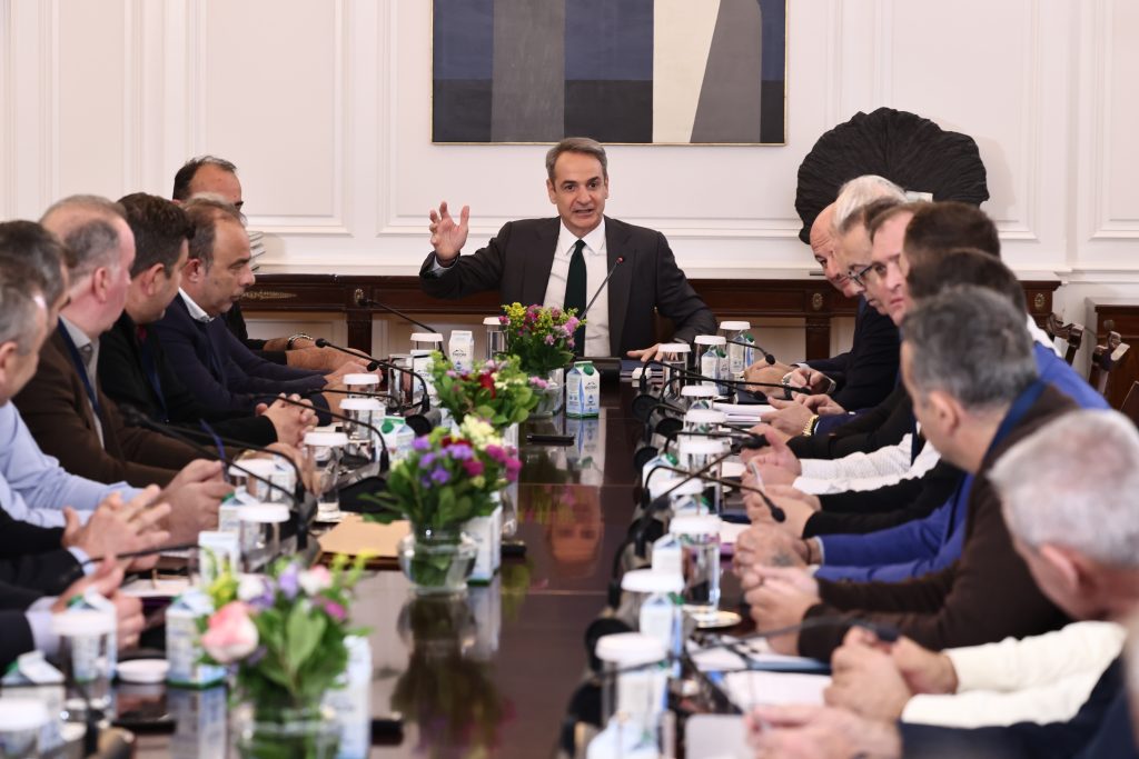 Ξεκίνησε η συνάντηση του πρωθυπουργού με την 31μελη αντιπροσωπεία των αγροτικών μπλόκων