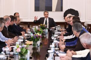 Ξεκίνησε η συνάντηση του πρωθυπουργού με την 31μελη αντιπροσωπεία των αγροτικών μπλόκων