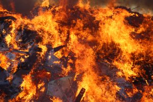 Φωτιά στη Δάφνη κοντά στον σταθμό του μετρό Άγιος Ιωάννης»