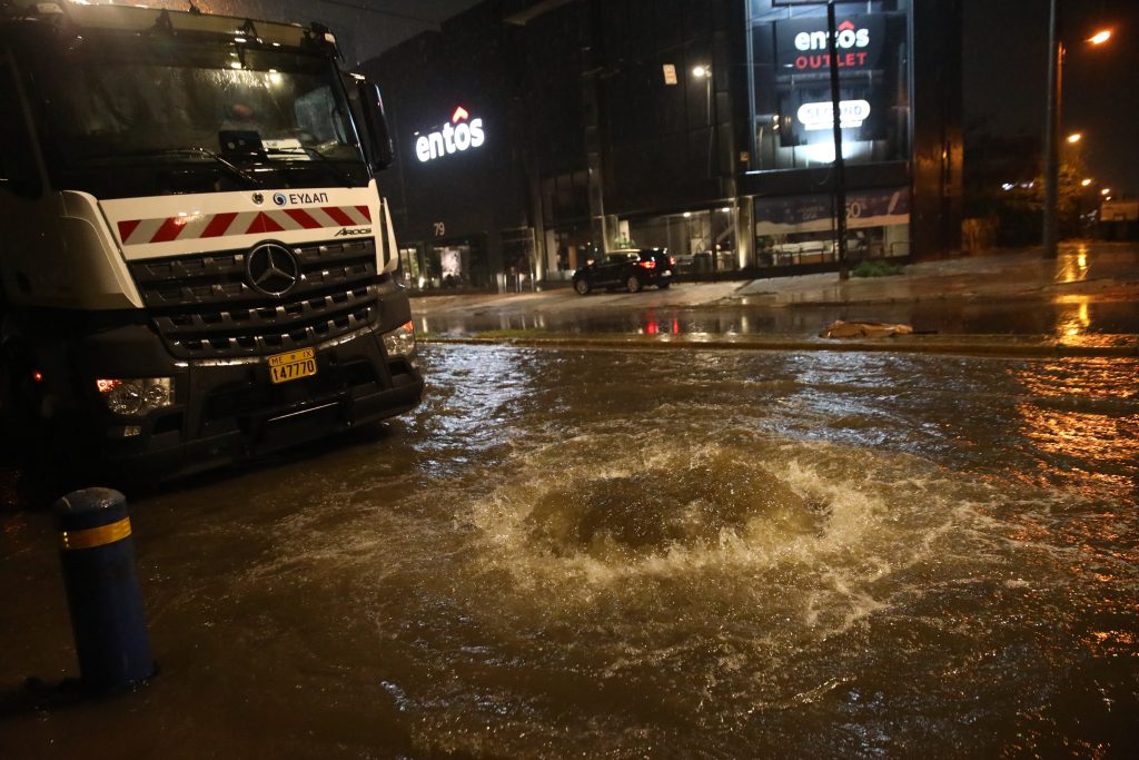 Σοβαρά προβλήματα στην Αττική από την κακοκαιρία: Πάνω από 180 κλήσεις στην Πυροσβεστική – Που υπάρχουν εκτροπές κυκλοφορίας