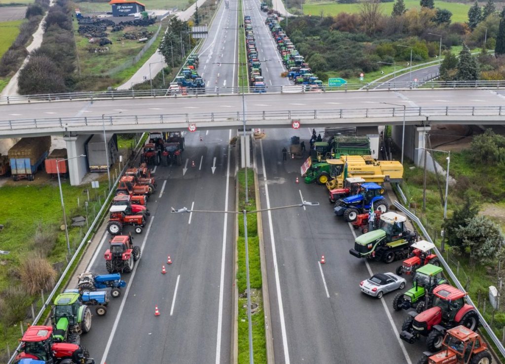 Μπλόκα: Αποχωρούν τα τρακτέρ από τον E-65 την Παρασκευή – «Ο αγώνας θα συνεχιστεί» – Εξετάζεται συλλαλητήριο στην Αθήνα