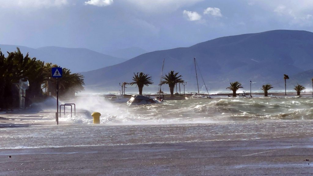 Στο έλεος της κακοκαιρίας η Αχαΐα: Η θάλασσα βγήκε στη στεριά σε Ρίο και Ναύπλιο