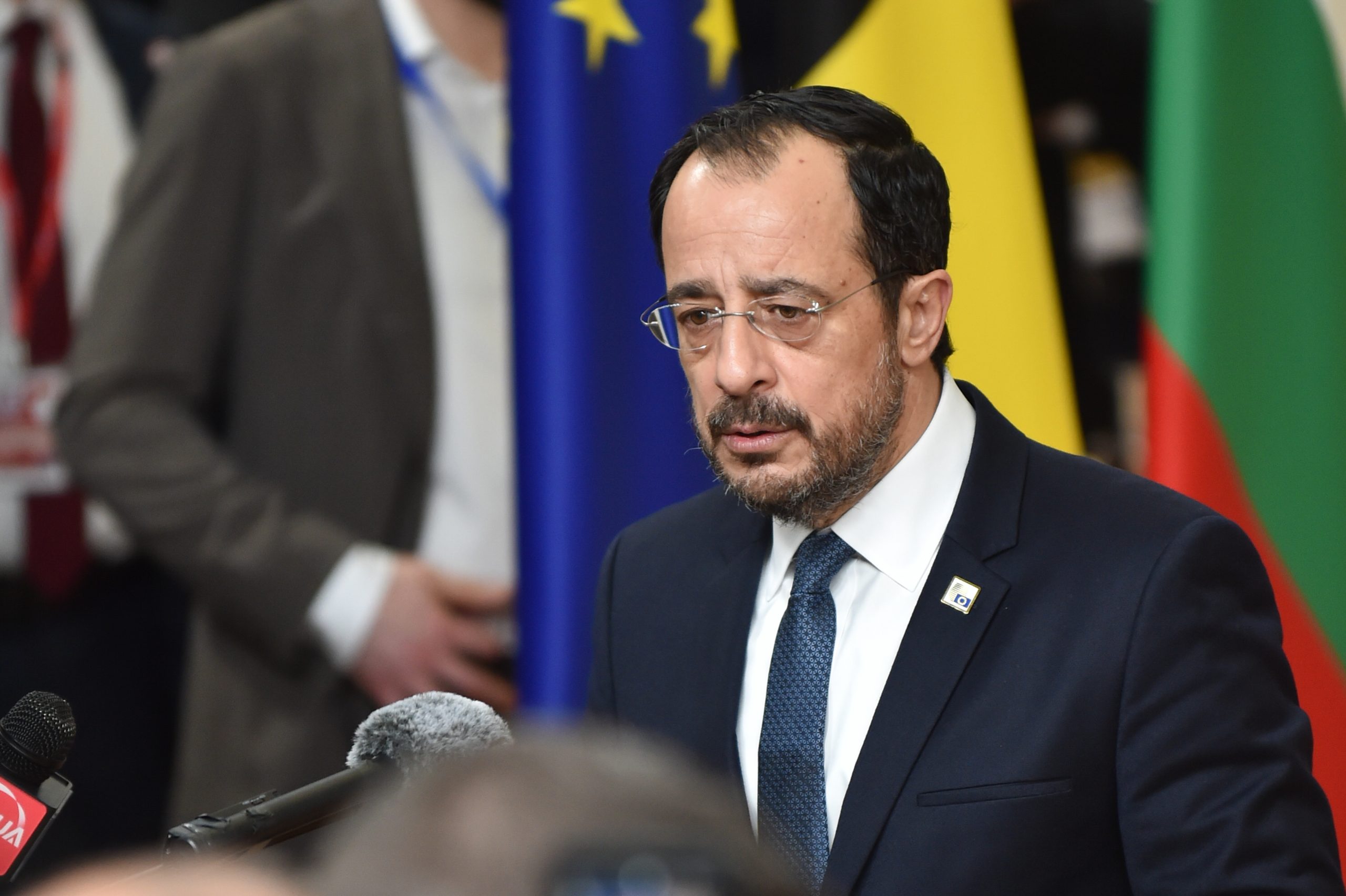 &Pi;&omicron;&lambda;&iota;&tau;&iota;&kappa;ό &theta;&rho;ί&lambda;&epsilon;&rho; &sigma;&tau;&eta; &Lambda;&epsilon;&upsilon;&kappa;&omega;&sigma;ί&alpha; &alpha;&pi;ό έ&nu;&alpha; &beta;ί&nu;&tau;&epsilon;&omicron;