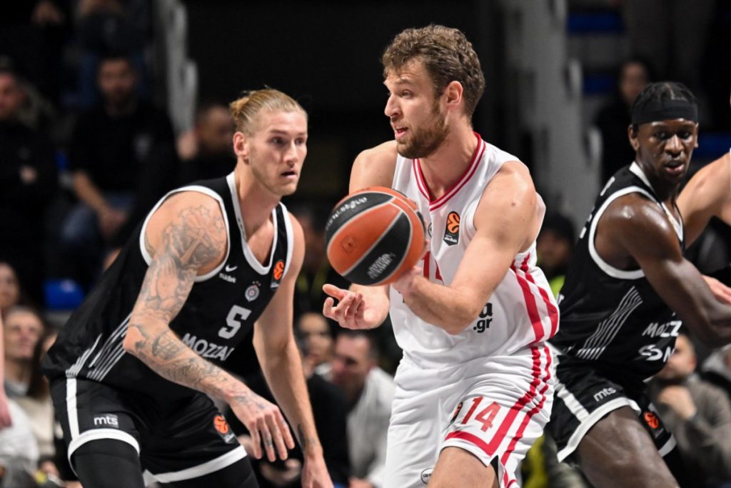 Παρτιζάν – Ολυμπιακός 66-104: Άνετο πέρασμα από το Βελιγράδι με σούπερ Βεζένκοφ