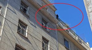 Συναγερμός στο κέντρο της Αθήνας: Άνδρας απειλεί να πέσει στο κενό