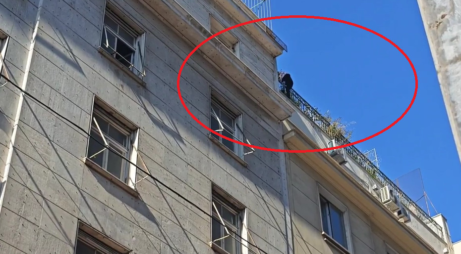 Συναγερμός στο κέντρο της Αθήνας: Άνδρας απειλεί να πέσει στο κενό