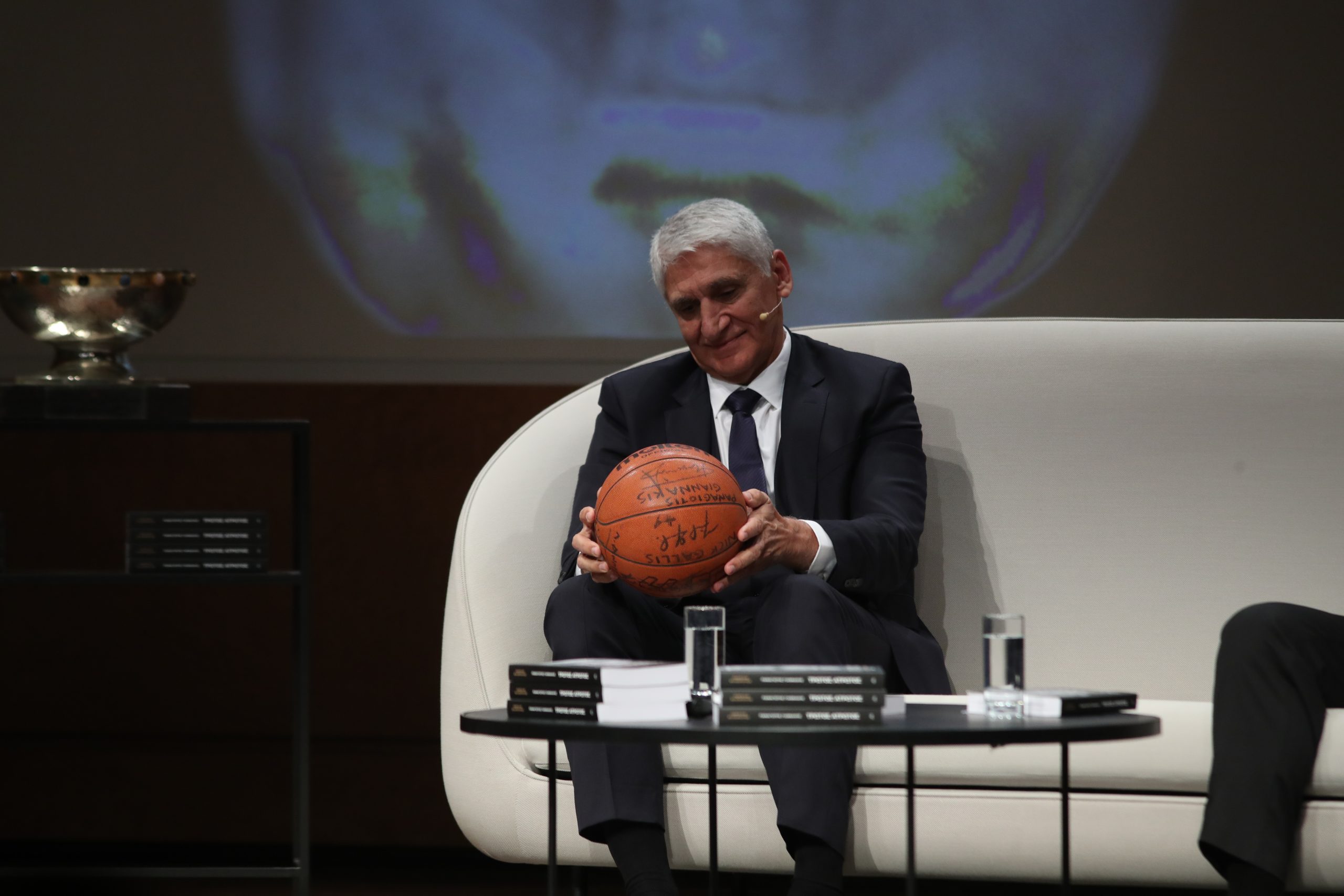 Ό&tau;&alpha;&nu; &omicron; &Delta;&rho;ά&kappa;&omicron;&sigmaf; &mu;&alpha;&sigmaf; έ&kappa;&alpha;&nu;&epsilon; &sigma;&omicron;&phi;ό&tau;&epsilon;&rho;&omicron;&upsilon;&sigmaf;: &Eta; &sigma;&upsilon;&gamma;&kappa;&lambda;&omicron;&nu;&iota;&sigma;&tau;&iota;&kappa;ή &alpha;&pi;ά&nu;&tau;&eta;&sigma;&eta; &sigma;&tau;&eta;&nu; &epsilon;&rho;ώ&tau;&eta;&sigma;&eta; &laquo;&Pi;&omicron;&iota;ό&sigmaf; &epsilon;ί&nu;&alpha;&iota; &omicron; &Pi;&alpha;&nu;&alpha;&gamma;&iota;ώ&tau;&eta;&sigmaf; &Gamma;&iota;&alpha;&nu;&nu;ά&kappa;&eta;&sigmaf;;&raquo;