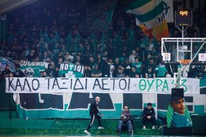 Πανό από τους οπαδούς του Παναθηναϊκού για τo τραγικό δυστύχημα στην Ρουμανία