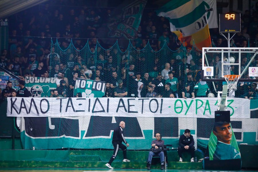 Πανό από τους οπαδούς του Παναθηναϊκού για τo τραγικό δυστύχημα στην Ρουμανία