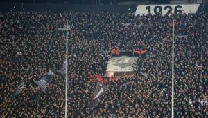 Σε βαρύ πένθος ο ΠΑΟΚ: Άδειο το πέταλο στη Λιόν μετά το τραγικό δυστύχημα στη Ρουμανία