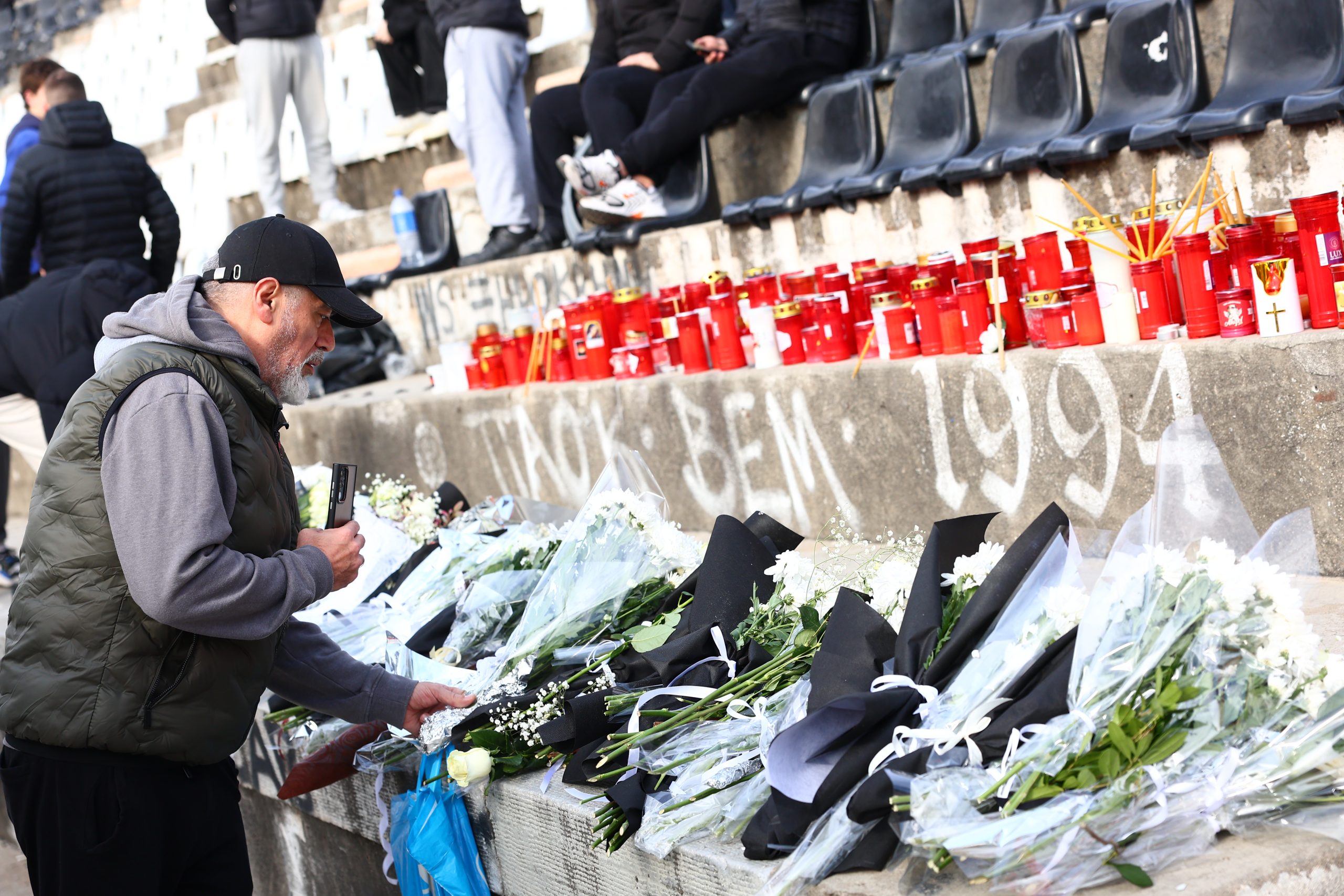 &Rho;&omicron;&upsilon;&mu;&alpha;&nu;ί&alpha;: &Tau;&rho;&alpha;&gamma;&omega;&delta;ί&alpha; &laquo;&sigma;&tau;&omicron;&nu; &delta;&rho;ό&mu;&omicron; &tau;&omicron;&upsilon; &theta;&alpha;&nu;ά&tau;&omicron;&upsilon;&raquo; &ndash; &Kappa;&alpha;&rho;&mu;&alpha;&nu;&iota;ό&lambda;&alpha; &omicron; DN6 ό&pi;&omicron;&upsilon; &chi;&alpha;&theta;&eta;&kappa;&alpha;&nu; &omicron;&iota; 7 &omicron;&pi;&alpha;&delta;&omicron;&iota; &tau;&omicron;&upsilon; &Pi;&Alpha;&Omicron;&Kappa;