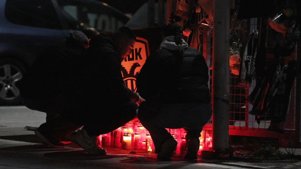 Λουλούδια και κεριά στην Τούμπα για τους χαμένους οπαδούς του ΠΑΟΚ – Στην Θύρα 4 με πανό οι φίλοι του ΠΑΟΚ