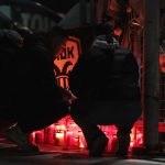 Λουλούδια και κεριά στην Τούμπα για τους χαμένους οπαδούς του ΠΑΟΚ – Στην Θύρα 4 με πανό οι φίλοι του ΠΑΟΚ