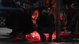 Λουλούδια και κεριά στην Τούμπα για τους χαμένους οπαδούς του ΠΑΟΚ – Οι δηλώσεις Λουτσέσκου για το τροχαίο