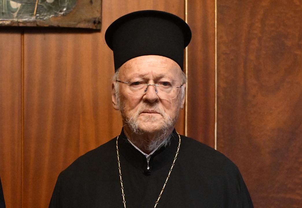 &Omicron; &Omicron;&iota;&kappa;&omicron;&upsilon;&mu;&epsilon;&nu;&iota;&kappa;ό&sigmaf; &Pi;&alpha;&tau;&rho;&iota;ά&rho;&chi;&eta;&sigmaf; &Beta;&alpha;&rho;&theta;&omicron;&lambda;&omicron;&mu;&alpha;ί&omicron;&sigmaf; &sigma;&epsilon; &alpha;&pi;&omicron;&kappa;&lambda;&epsilon;&iota;&sigma;&tau;&iota;&kappa;ή &sigma;&upsilon;&nu;έ&nu;&tau;&epsilon;&upsilon;&xi;&eta; &sigma;&tau;&alpha; &laquo;&Nu;&Epsilon;&Alpha; &Sigma;&alpha;&beta;&beta;&alpha;&tau;&omicron;&kappa;ύ&rho;&iota;&alpha;&kappa;&omicron;&raquo;