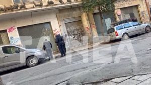 Συγκλονιστικό ντοκουμέντο από τις πιάτσες ναρκωτικών: Γυναίκα διπλώνεται στο πεζοδρόμιο μετά τη δόση της