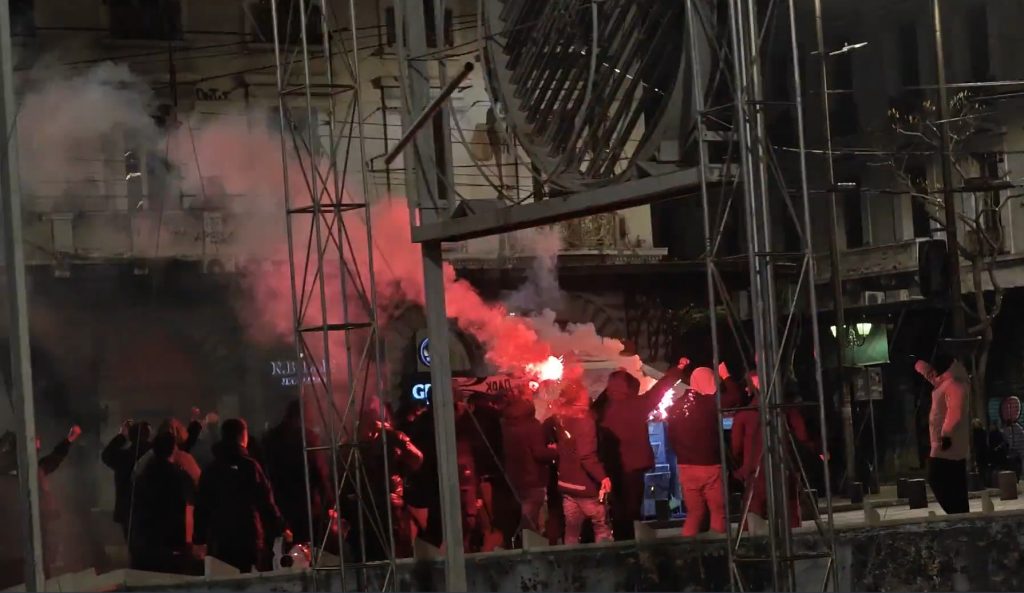 Πορεία οπαδών του ΠΑΟΚ στην Ομόνοια με πανό και καπνογόνα: «Αδέλφια ζείτε»