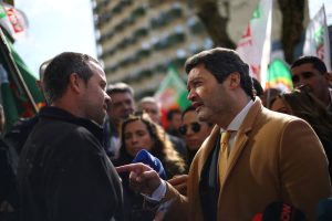 Πρόσω ολοταχώς προς τα ακροδεξιά η Πορτογαλία: Ποιος είναι ο Αντρέ Βεντούρα, το μεγάλο φαβορί για τις εκλογές