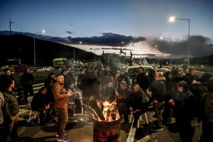Σκληρο μπρα ντε φερ: Όχι στον διάλογο από αγρότες Νίκαιας, Καρδίτσας και Κρήτης – Θα εφαρμοστεί ο νόμος λέει η κυβέρνηση