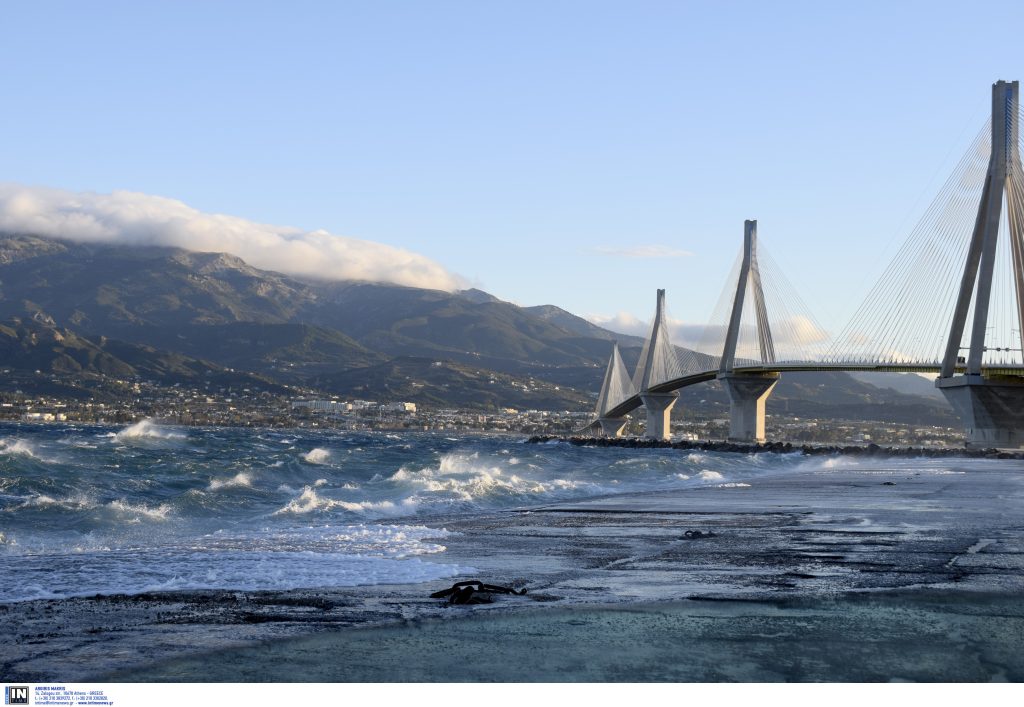 Οι άνεμοι «σήκωσαν στον αέρα» την δυτική Ελλάδα – Ριπές έως 130 χλμ/ώρα, 120 κλήσεις δέχθηκε η Πυροσβεστική