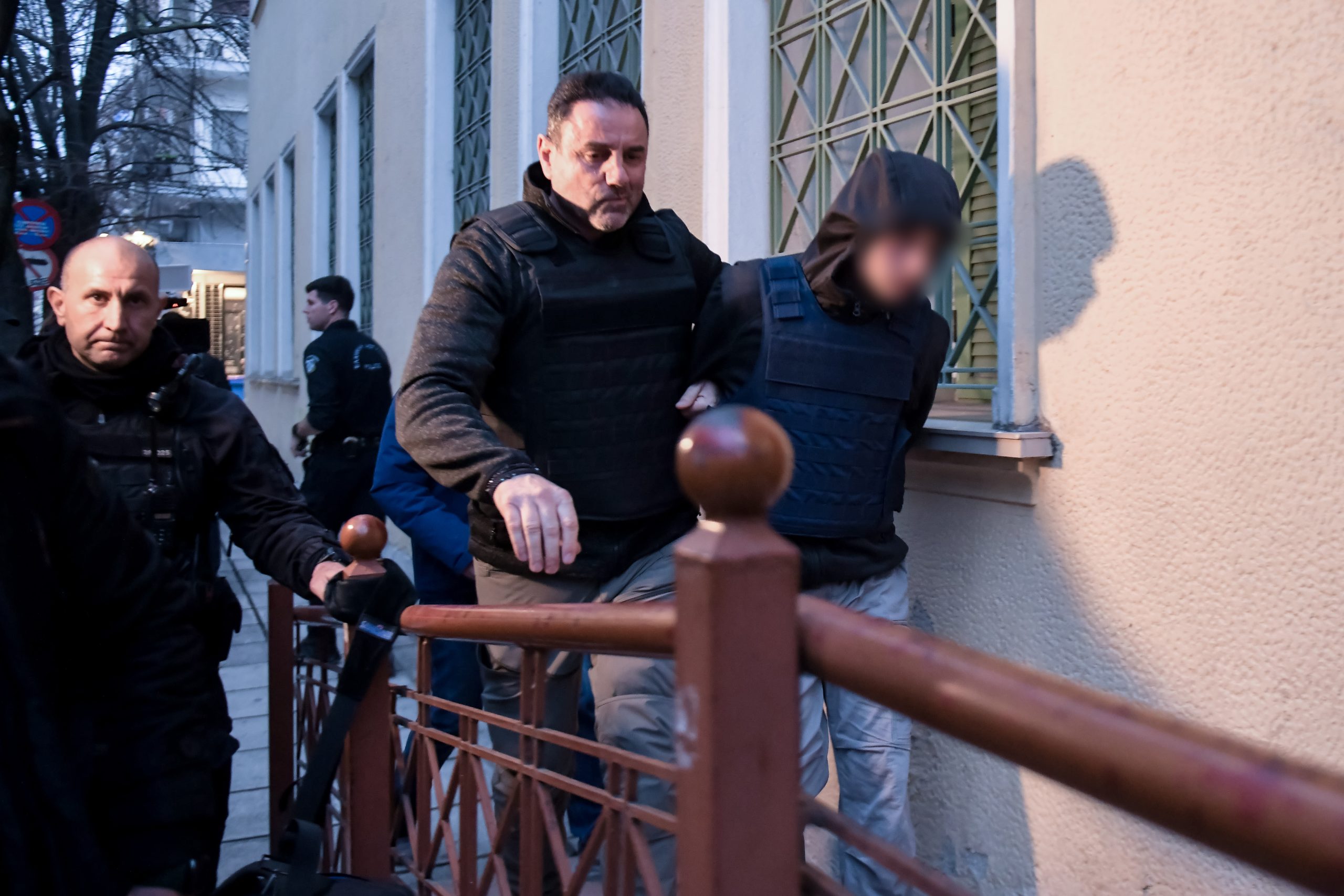 &Sigma;έ&rho;&rho;&epsilon;&sigmaf;: &laquo;&Delta;&epsilon;&nu; &epsilon;ί&nu;&alpha;&iota; &delta;&omicron;&lambda;&omicron;&phi;ό&nu;&omicron;&sigmaf;, ή&tau;&alpha;&nu; &kappa;&alpha;&kappa;&iota;ά &sigma;&tau;&iota;&gamma;&mu;ή&raquo; &ndash; &Tau;&iota; &lambda;έ&epsilon;&iota; &omicron; &alpha;&delta;&epsilon;&lambda;&phi;ό&sigmaf; &tau;&omicron;&upsilon; 16&chi;&rho;&omicron;&nu;&omicron;&upsilon; &pi;&omicron;&upsilon; &xi;&upsilon;&lambda;&omicron;&kappa;ό&pi;&eta;&sigma;&epsilon; &mu;έ&chi;&rho;&iota; &theta;&alpha;&nu;ά&tau;&omicron;&upsilon; &tau;&omicron;&nu; 17&chi;&rho;&omicron;&nu;&omicron;