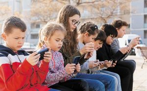 Σχεδόν 5 εκατ. παιδιά εκτός κοινωνικών δικτύων