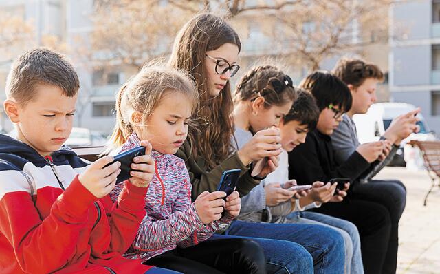 Σχεδόν 5 εκατ. παιδιά εκτός κοινωνικών δικτύων