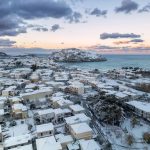 Σπάνιες εικόνες – Στα λευκά ντύθηκαν νησιά στις Κυκλάδες και στο Θρακικό πέλαγος