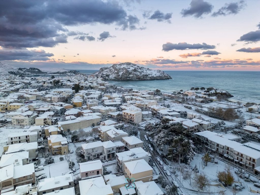 Σπάνιες εικόνες – Στα λευκά ντύθηκαν νησιά στις Κυκλάδες και στο Θρακικό πέλαγος