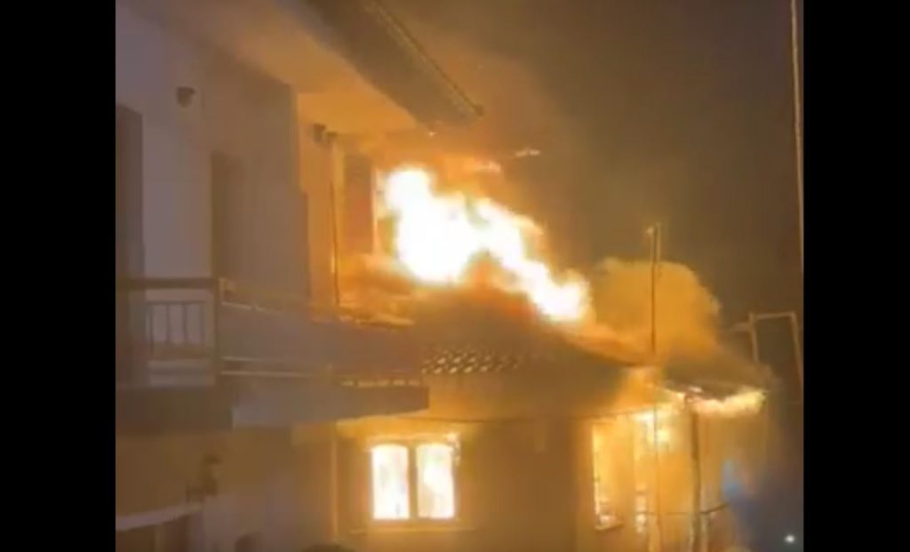 Θεσσαλονίκη: Λαμπάδιασε μονοκατοικία στο Σοχό – Ψάχνουν την 89χρονη γυναίκα που βρισκόταν μέσα (βίντεο)