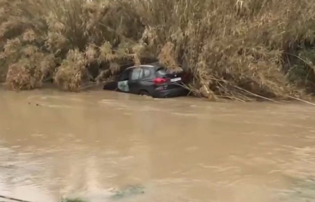 Απεγκλωβίστηκαν δύο άτομα από όχημα που παρασύρθηκε από νερά ρέματος στα Σπάτα