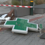 «Ήταν γεμάτο αίματα το παιδί μου»: Ξεσπά ο πατέρας της μαθήτριας που χτυπήθηκε από σταυρό φαρμακείου