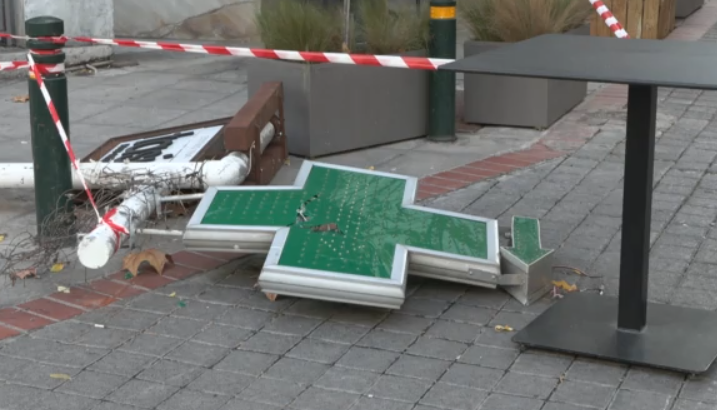 «Ήταν γεμάτο αίματα το παιδί μου»: Ξεσπά ο πατέρας της μαθήτριας που χτυπήθηκε από σταυρό φαρμακείου