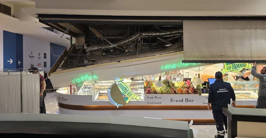 Θεσσαλονίκη: Έπεσε οροφή καταστήματος μέσα σε εμπορικό κέντρο – Στο νοσοκομείο μία 45χρονη (Βίντεο)