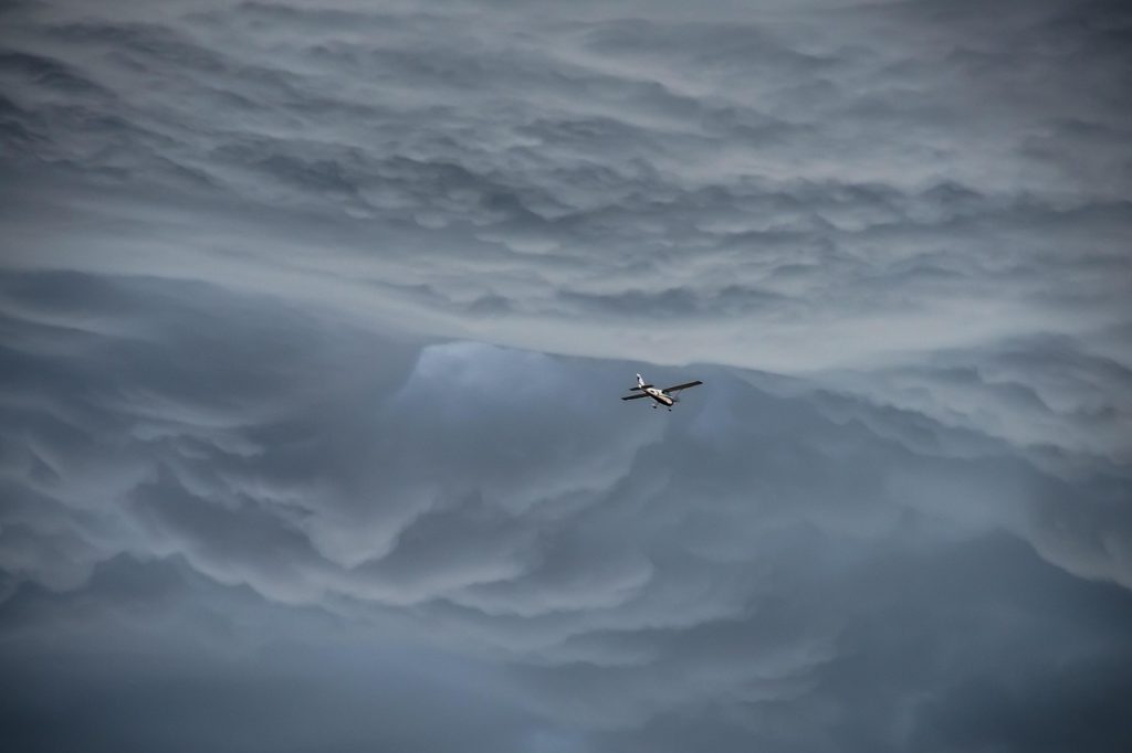 Ινδονησία: Οι αρχές εντόπισαν συντρίμμια αεροσκάφους με 11 επιβαίνοντες που είχε χαθεί από τα ραντάρ